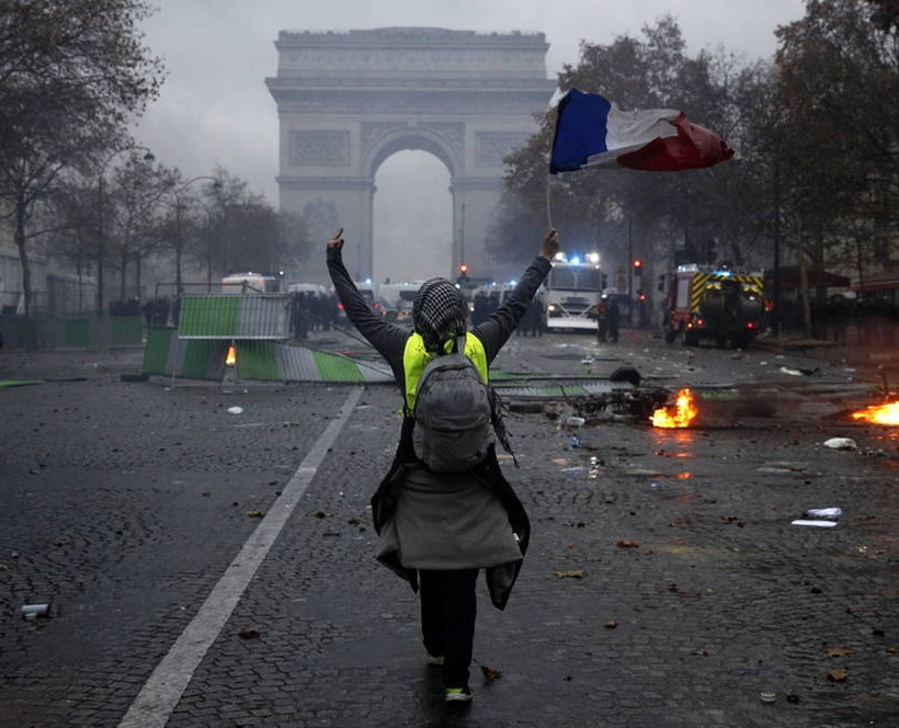 «Κίτρινα γιλέκα»: Ο Μακρόν αναζητά λύση στο χάος - «Ματωμένη» πόλη το Παρίσι (pics&vids)