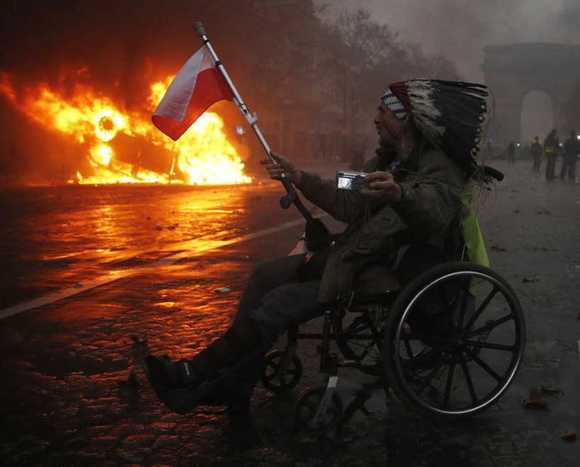 «Κίτρινα γιλέκα»: Ο Μακρόν αναζητά λύση στο χάος - «Ματωμένη» πόλη το Παρίσι (pics&vids)