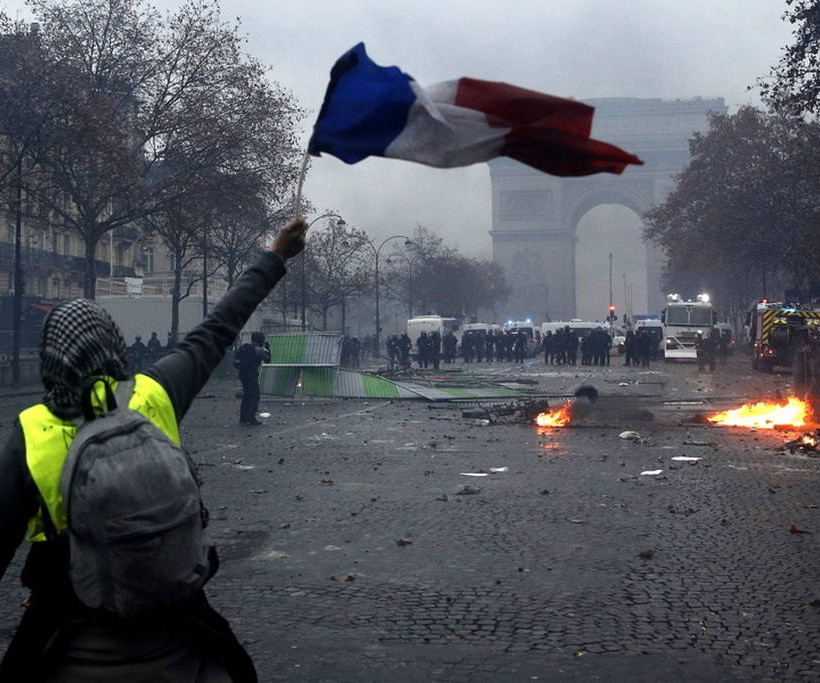 «Κίτρινα γιλέκα»: Ο Μακρόν αναζητά λύση στο χάος - «Ματωμένη» πόλη το Παρίσι (pics&vids)