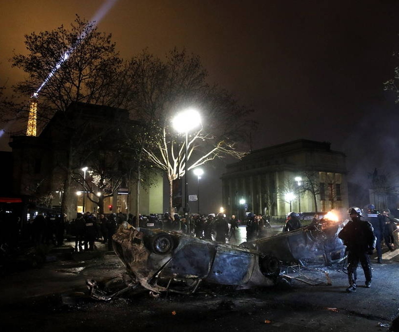 «Κίτρινα γιλέκα»: Ο Μακρόν αναζητά λύση στο χάος - «Ματωμένη» πόλη το Παρίσι (pics&vids)