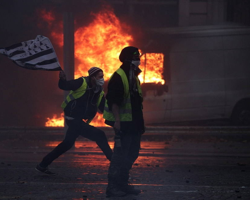 «Φωτιά» στην οργή των διαδηλωτών βάζει ο Μακρόν: Υπόσχεται δίκες με συνοπτικές διαδικασίες (Pics)