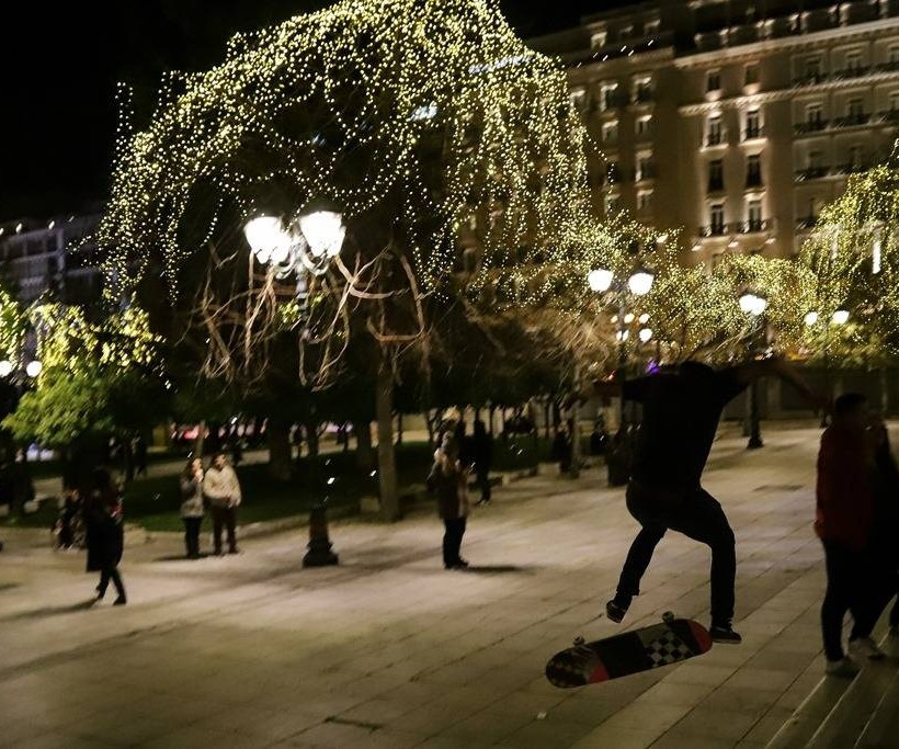 Η Αθήνα έβαλε τα γιορτινά της και μετρά αντίστροφα για τα Χριστούγεννα (Pics)