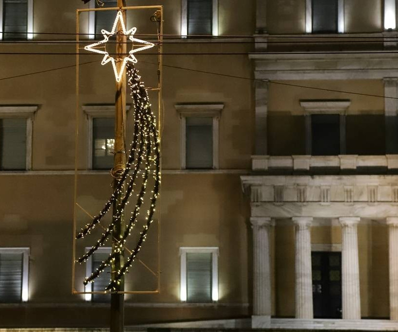 Η Αθήνα έβαλε τα γιορτινά της και μετρά αντίστροφα για τα Χριστούγεννα (Pics)