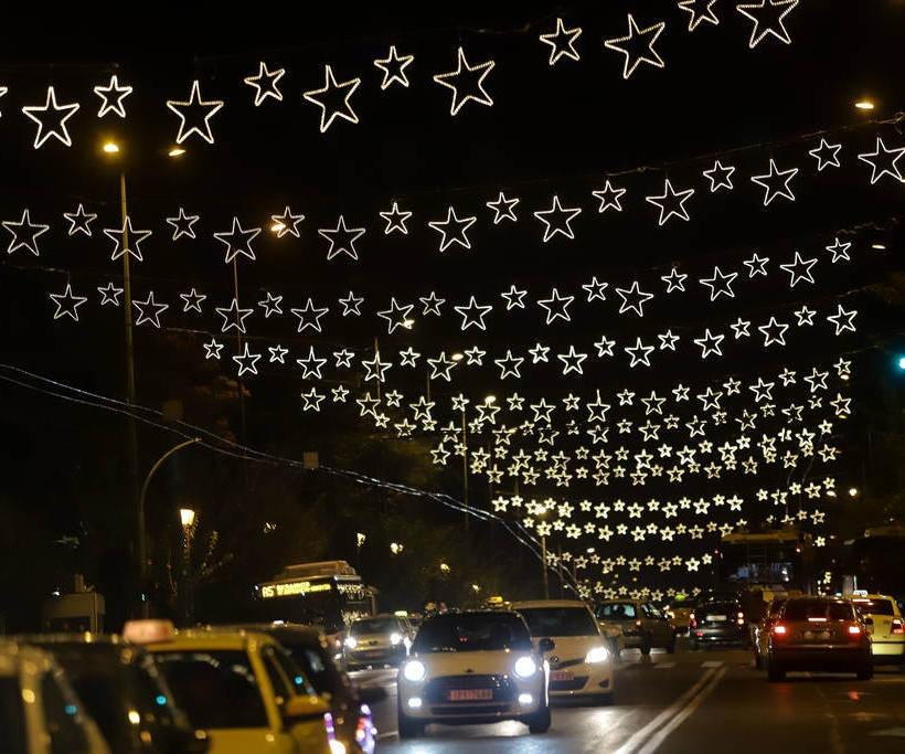Η Αθήνα έβαλε τα γιορτινά της και μετρά αντίστροφα για τα Χριστούγεννα (Pics)