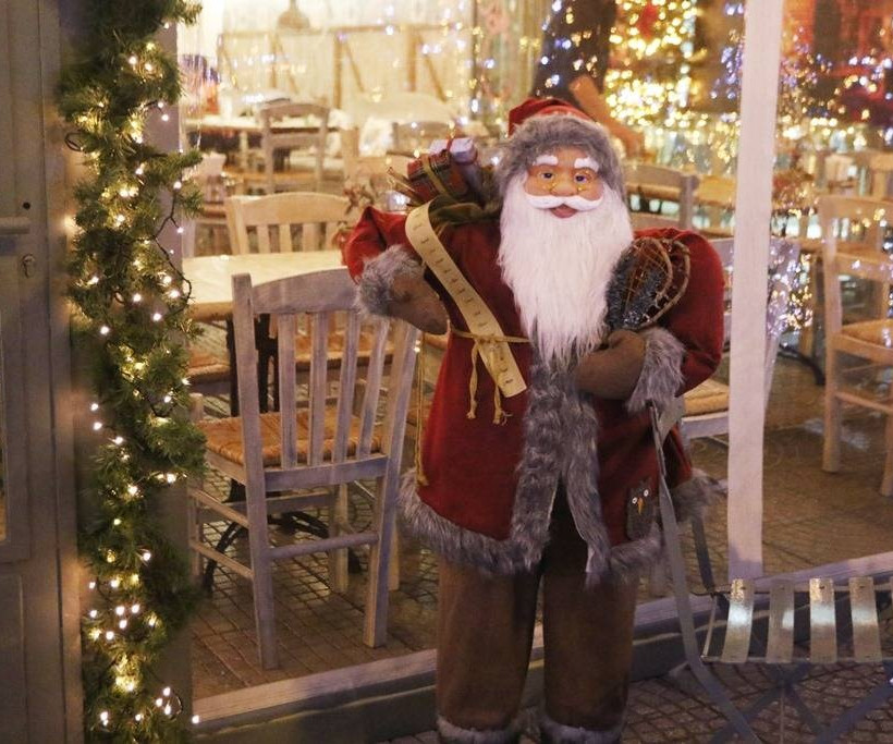 Η Αθήνα έβαλε τα γιορτινά της και μετρά αντίστροφα για τα Χριστούγεννα (Pics)