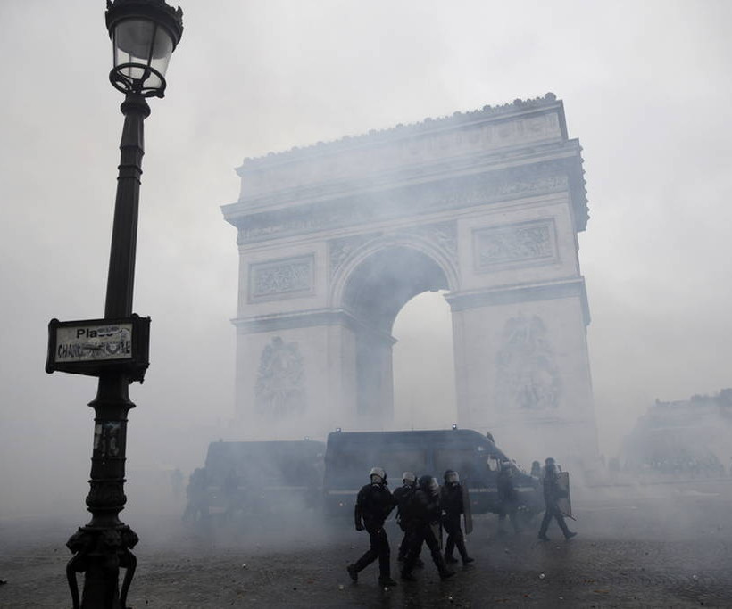 «Κίτρινα γιλέκα»: Ο Μακρόν αναζητά λύση στο χάος - «Ματωμένη» πόλη το Παρίσι (pics&vids)