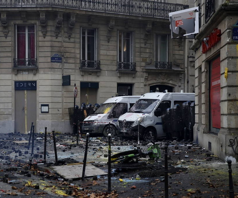 Κρίση στη Γαλλία: Έκτακτη σύσκεψη συγκαλεί ο Μακρόν μετά τα βίαια επεισόδια στο Παρίσι (pics&vids)