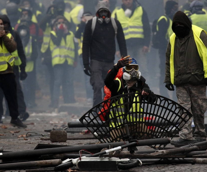 Κρίση στη Γαλλία: Έκτακτη σύσκεψη συγκαλεί ο Μακρόν μετά τα βίαια επεισόδια στο Παρίσι (pics&vids)