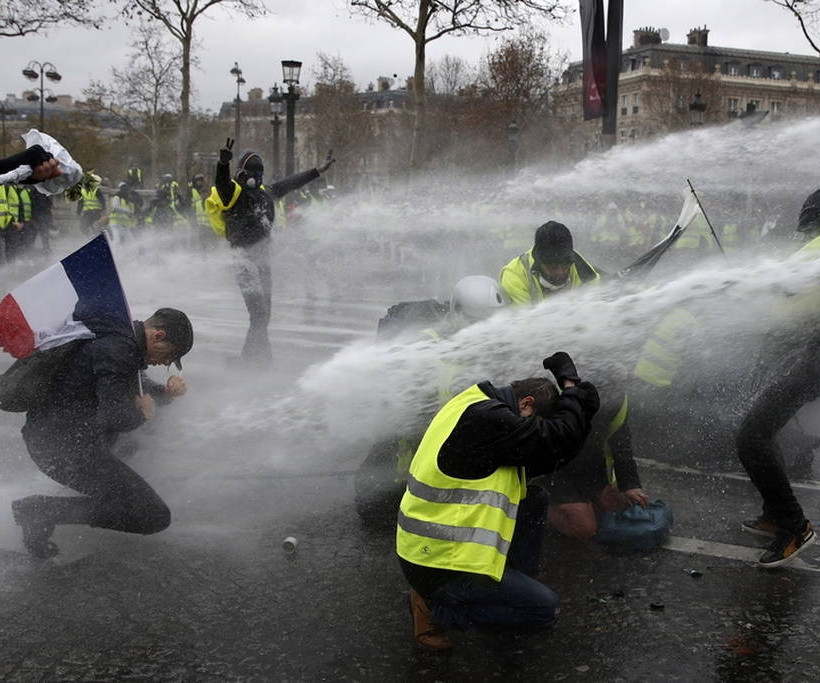 «Κίτρινα γιλέκα»: Ο Μακρόν αναζητά λύση στο χάος - «Ματωμένη» πόλη το Παρίσι (pics&vids)