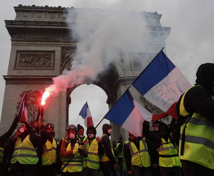 «Κίτρινα γιλέκα»: Ο Μακρόν αναζητά λύση στο χάος - «Ματωμένη» πόλη το Παρίσι (pics&vids)