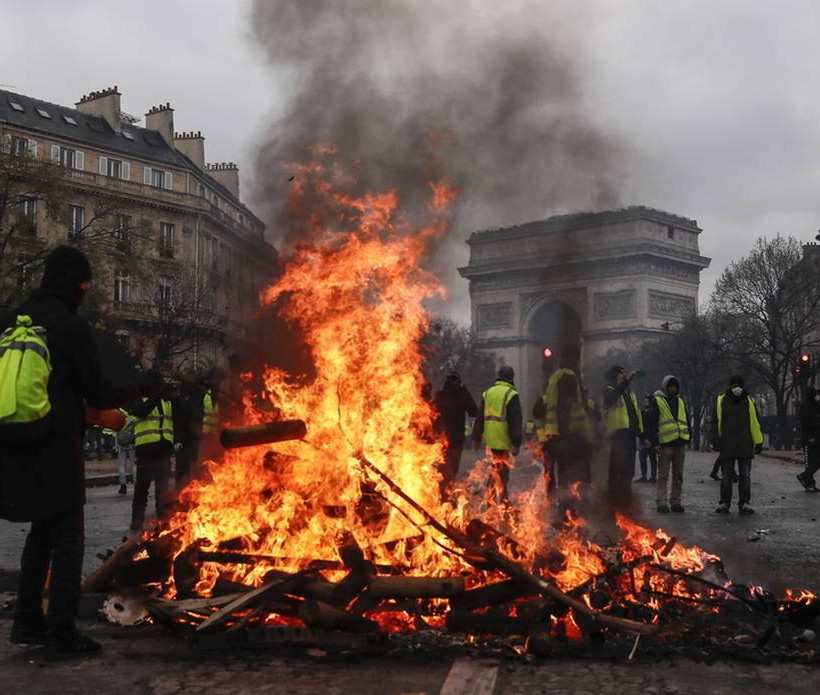 «Χαστούκι» στον Μακρόν από τα «κίτρινα γιλέκα»: Δεν πάνε στις διαπραγματεύσεις για τον εξής λόγο