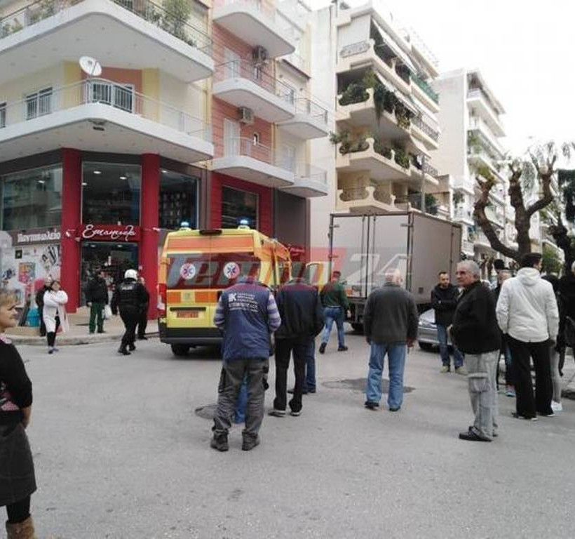 Πάτρα: Στο νοσοκομείο γυναίκα θύμα τροχαίου- Δίκυκλο συγκρούστηκε με φορτηγό (pics+vid)