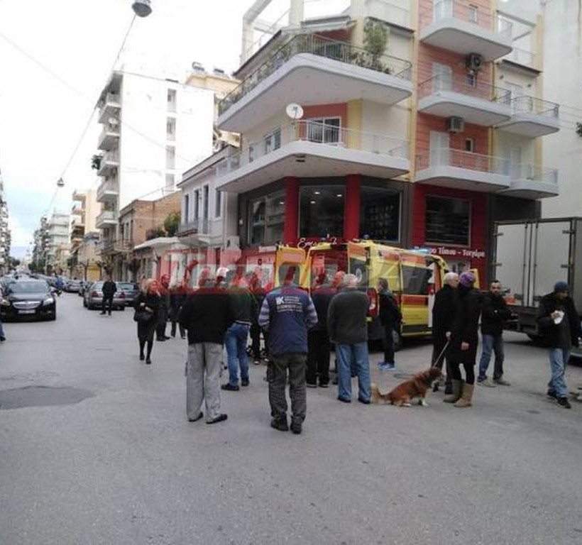 Πάτρα: Στο νοσοκομείο γυναίκα θύμα τροχαίου- Δίκυκλο συγκρούστηκε με φορτηγό (pics+vid)