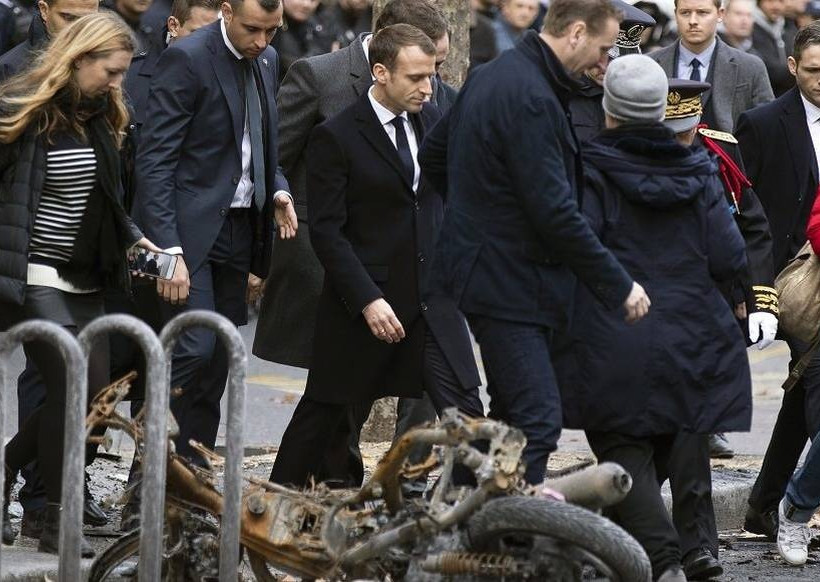 Γαλλία: Τα «Κίτρινα Γιλέκα» βυθίζουν την δημοτικότητα του Μακρόν