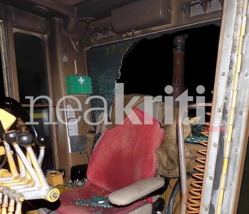 Φωτιά στην Κρήτη: Άγνωστοι έκαψαν χωματουργικά μηχανήματα στην Ιεράπετρα (pics)