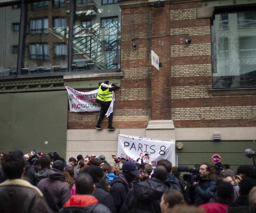Σοκ στη Γαλλία από την κακοποίηση μαθητών από αστυνομικούς (vid)