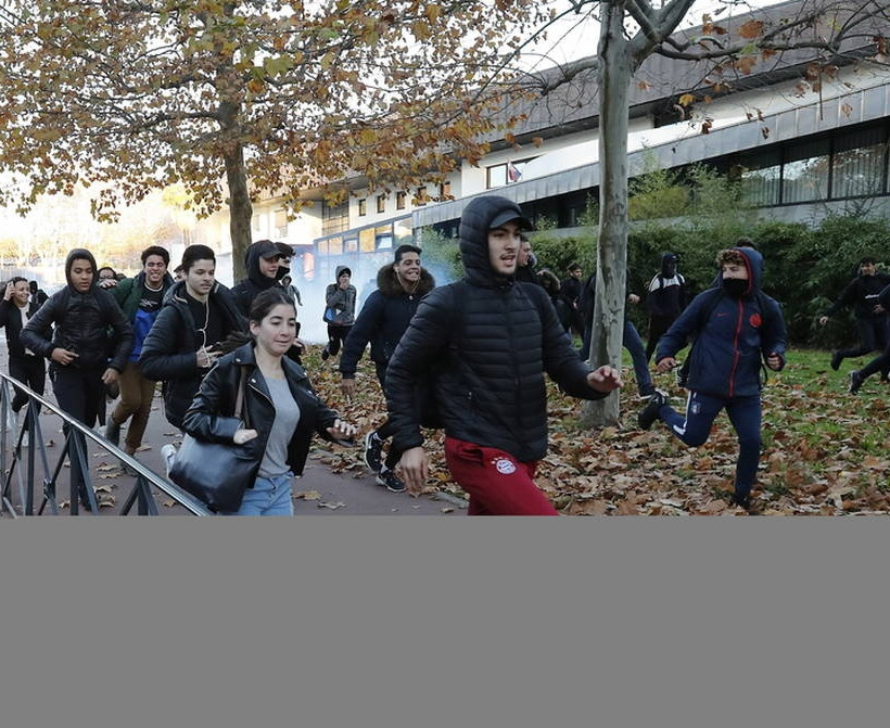 Σοκ στη Γαλλία από την κακοποίηση μαθητών από αστυνομικούς (vid)