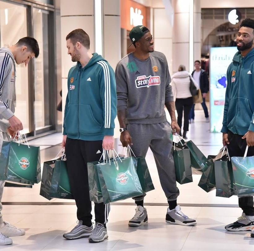 Οι αθλητές της ΚΑΕ Παναθηναϊκός ΟΠΑΠ προσφέρουν δώρα στα παιδιά