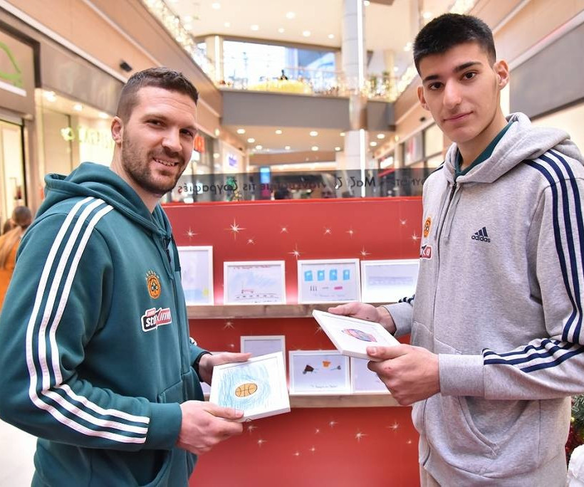 . Οι αθλητές της ΚΑΕ Παναθηναϊκός ΟΠΑΠ επιλέγουν Ευχοστολίδια