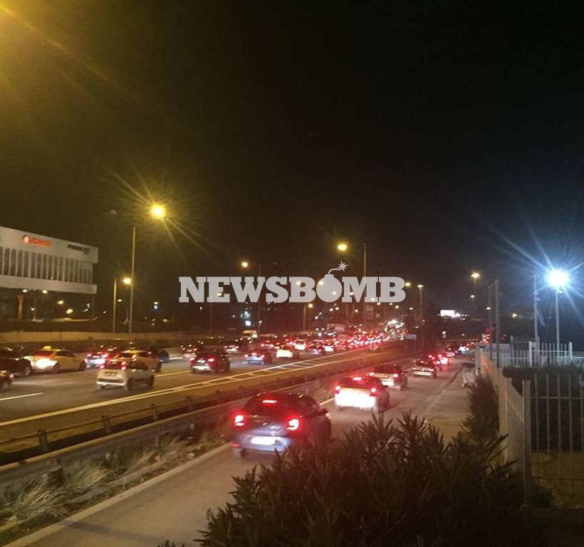 Χάος στην Εθνική Οδό μετά από σύγκρουση νταλίκας με δύο αυτοκίνητα