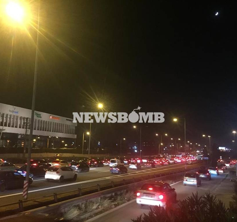 Χάος στην Εθνική Οδό μετά από σύγκρουση νταλίκας με δύο αυτοκίνητα