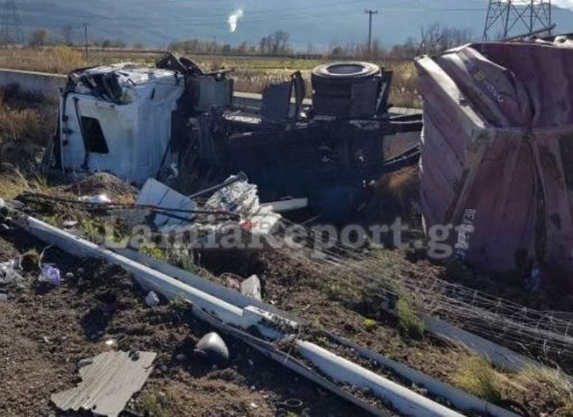 Λαμία: Αναποδογύρισε νταλίκα - Άγιο είχε ο οδηγός (pics)