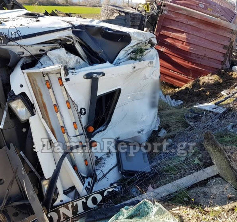 Λαμία: Αναποδογύρισε νταλίκα - Άγιο είχε ο οδηγός (pics)