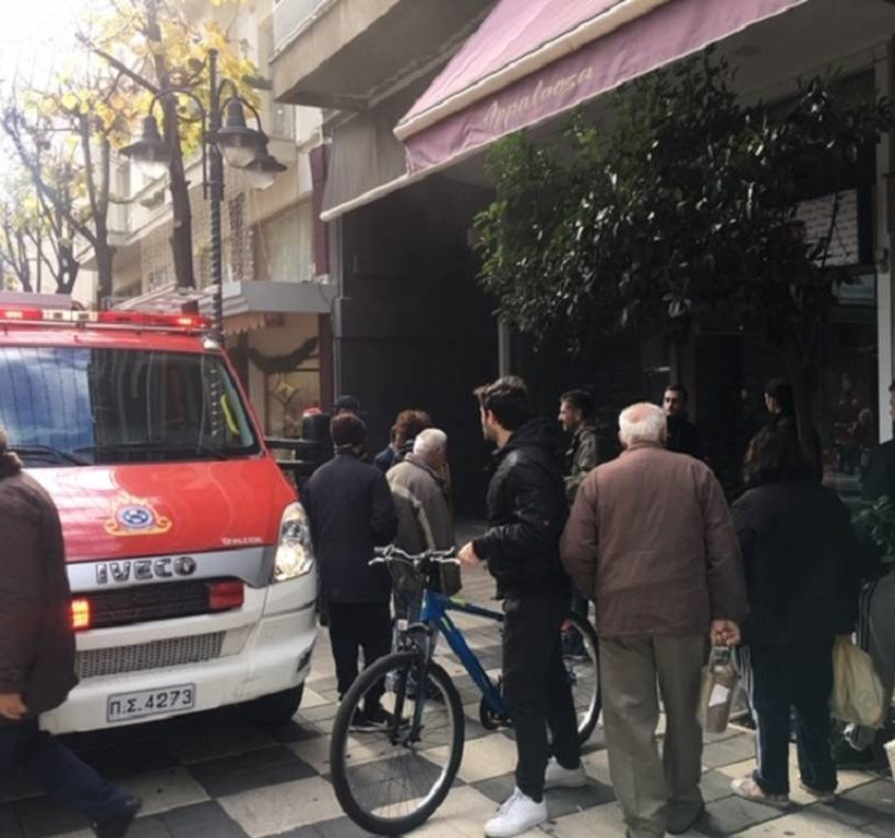 Συναγερμός στο Αγρίνιο: Φωτιά σε εμπορικό στον πεζόδρομο Χαριλάου Τρικούπη (pics+vid)