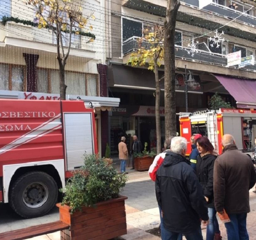 Συναγερμός στο Αγρίνιο: Φωτιά σε εμπορικό στον πεζόδρομο Χαριλάου Τρικούπη (pics+vid)