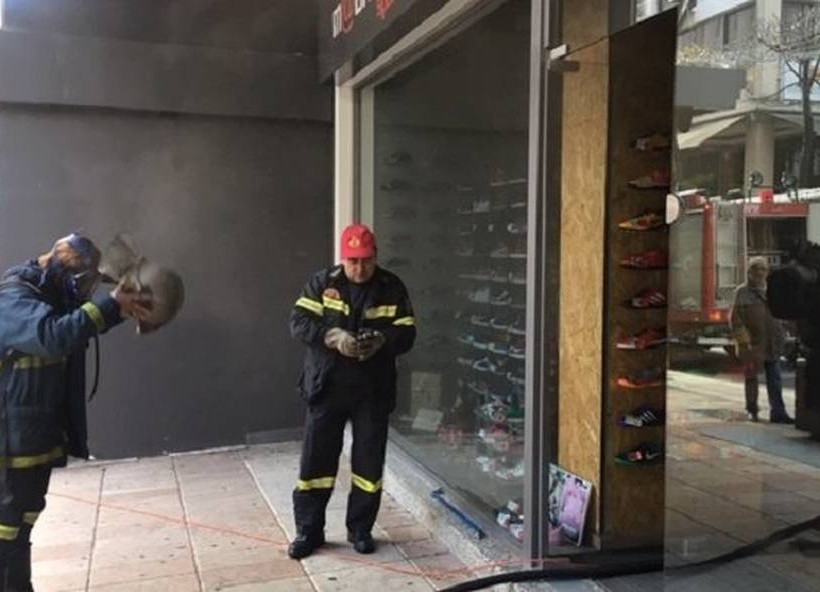 Συναγερμός στο Αγρίνιο: Φωτιά σε εμπορικό στον πεζόδρομο Χαριλάου Τρικούπη (pics+vid)