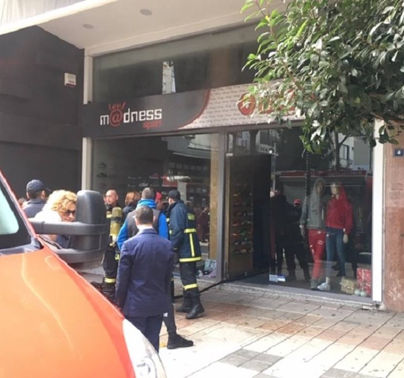 Συναγερμός στο Αγρίνιο: Φωτιά σε εμπορικό στον πεζόδρομο Χαριλάου Τρικούπη (pics+vid)