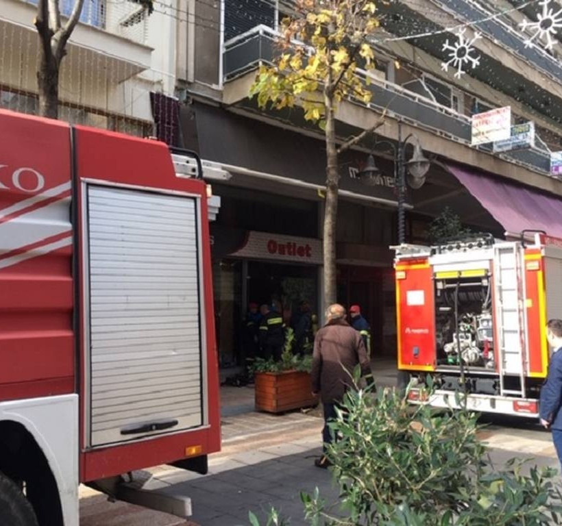Συναγερμός στο Αγρίνιο: Φωτιά σε εμπορικό στον πεζόδρομο Χαριλάου Τρικούπη (pics+vid)