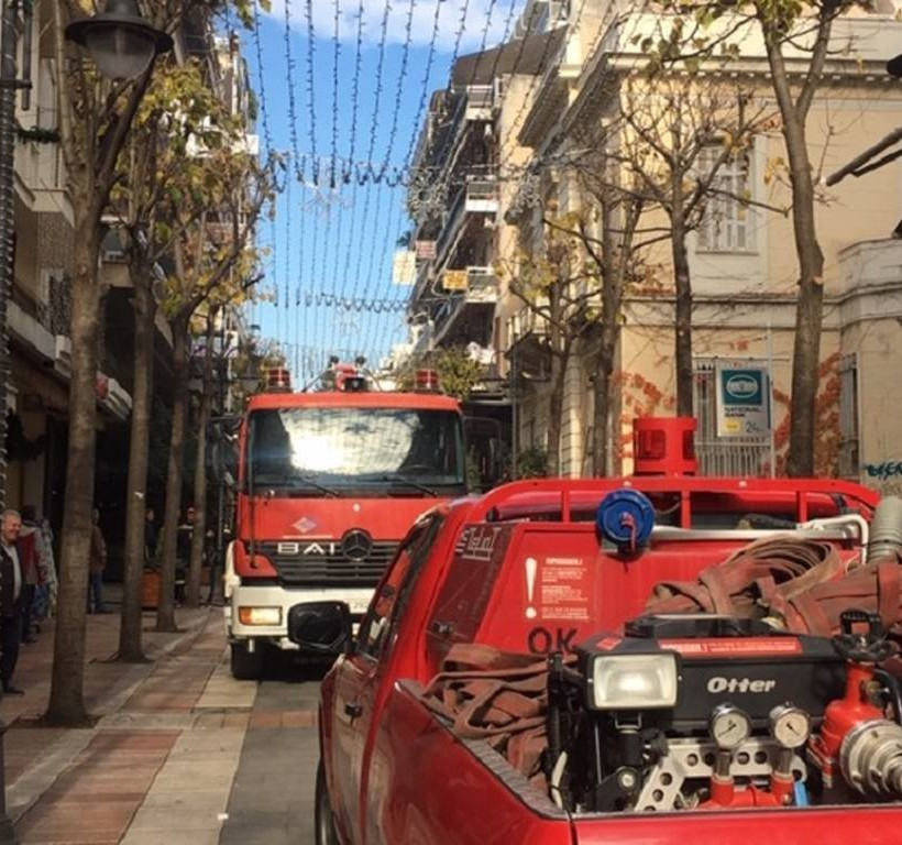 Συναγερμός στο Αγρίνιο: Φωτιά σε εμπορικό στον πεζόδρομο Χαριλάου Τρικούπη (pics+vid)