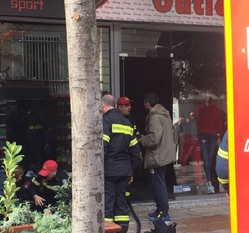 Συναγερμός στο Αγρίνιο: Φωτιά σε εμπορικό στον πεζόδρομο Χαριλάου Τρικούπη (pics+vid)