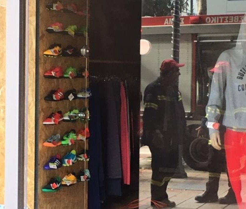 Συναγερμός στο Αγρίνιο: Φωτιά σε εμπορικό στον πεζόδρομο Χαριλάου Τρικούπη (pics+vid)