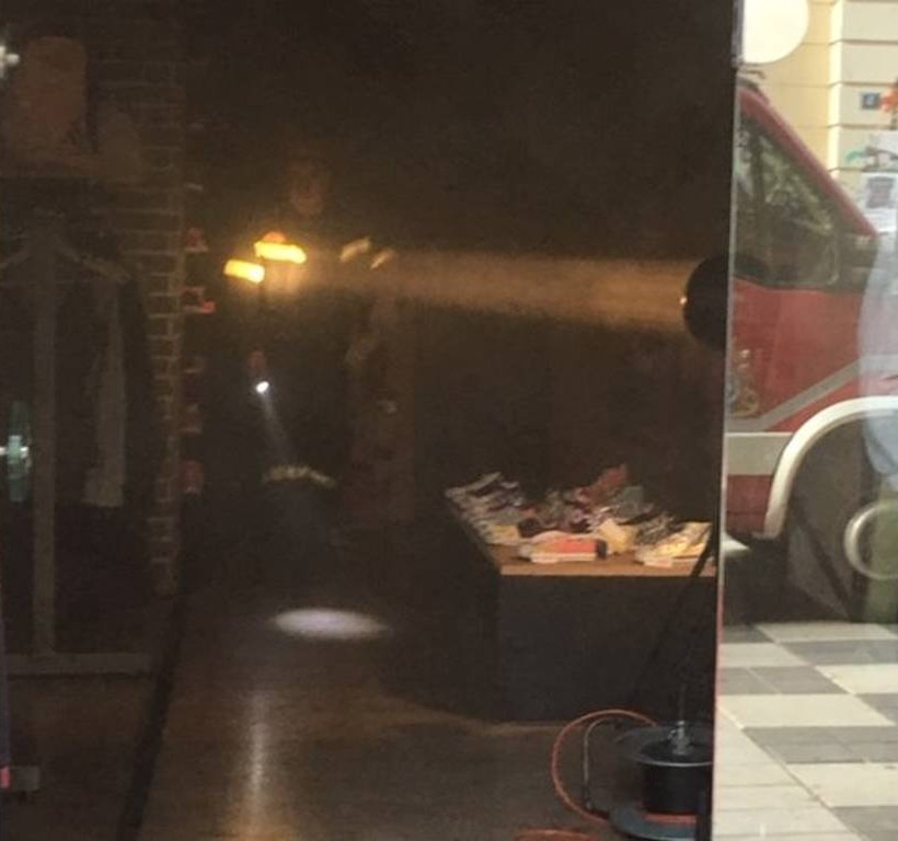 Συναγερμός στο Αγρίνιο: Φωτιά σε εμπορικό στον πεζόδρομο Χαριλάου Τρικούπη (pics+vid)