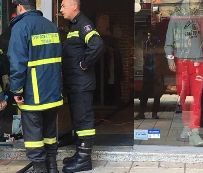 Συναγερμός στο Αγρίνιο: Φωτιά σε εμπορικό στον πεζόδρομο Χαριλάου Τρικούπη (pics+vid)