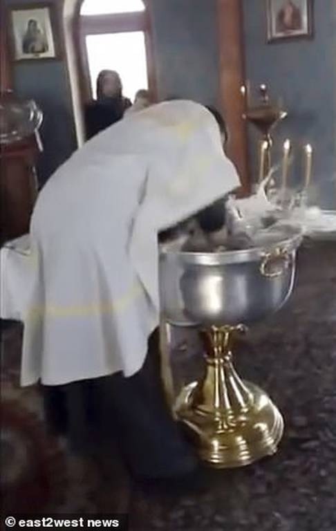 Βίντεο – σοκ: Παπάς κόντεψε να πνίξει μωρό για να βγει ο… Σατανάς από μέσα του