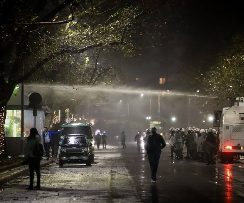 Θεσσαλονίκη: 49 προσαγωγές, μία σύλληψη και δύο αστυνομικοί τραυματίες από τα επεισόδια