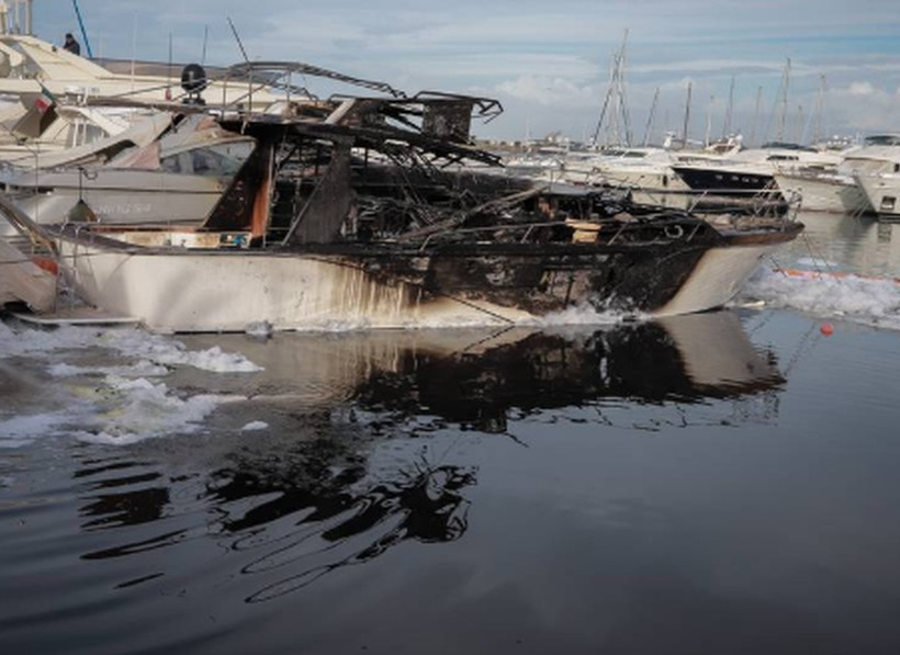 Στάχτη έγινε γιοτ στη Δ’ μαρίνα Γλυφάδας (pics)