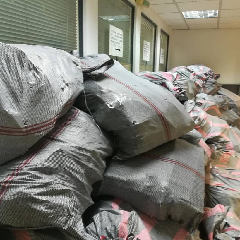 Απίστευτες εικόνες στην Εφορία Ηρακλείου: «Βουνό» οι πινακίδες κυκλοφορίας (pics)