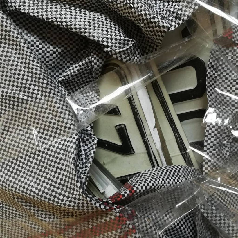 Απίστευτες εικόνες στην Εφορία Ηρακλείου: «Βουνό» οι πινακίδες κυκλοφορίας (pics)