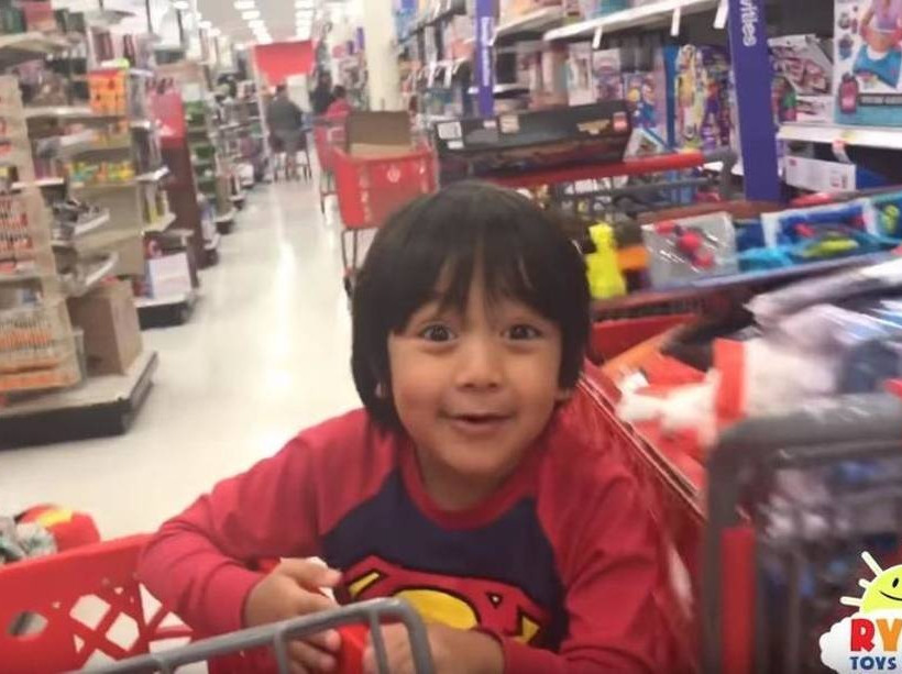 Απίστευτο: Είναι μόλις 8 ετών και βγάζει στο YouTube 2.750 ευρώ το μήνα (pic)