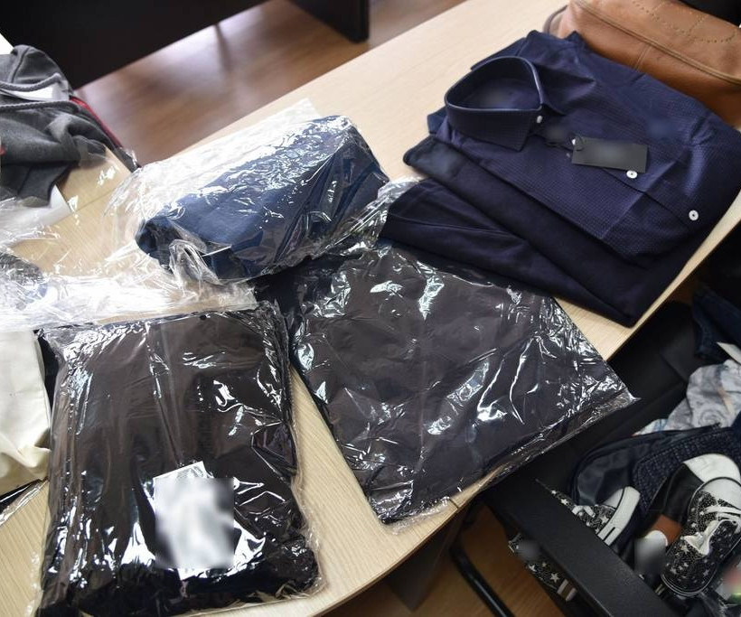 «Χρυσές δουλειές» για δύο εγκληματικές οργανώσεις: Πλούτιζαν γεμίζοντας την αγορά με ρούχα «μαϊμού»