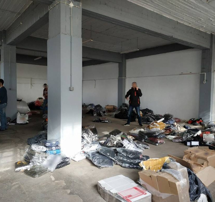 «Χρυσές δουλειές» για δύο εγκληματικές οργανώσεις: Πλούτιζαν γεμίζοντας την αγορά με ρούχα «μαϊμού»