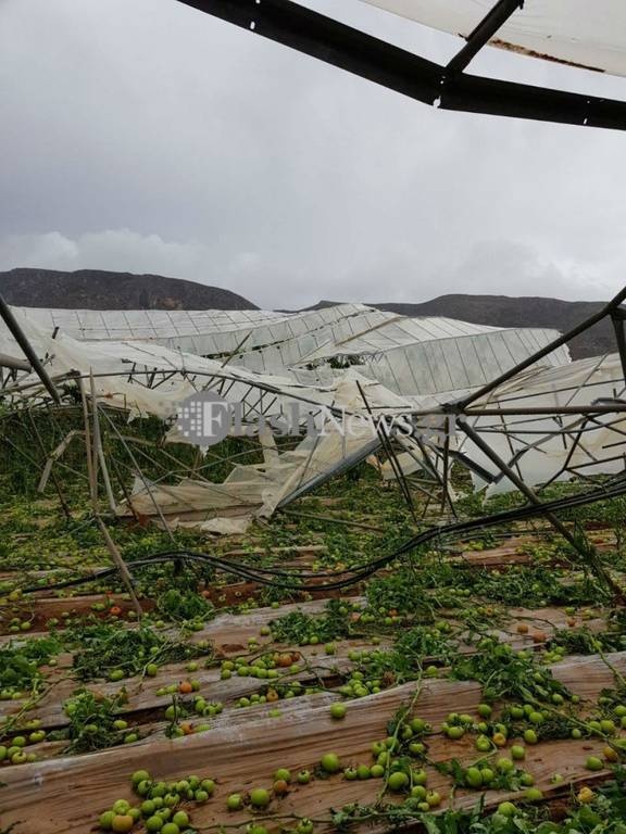 Καιρός Κρήτη: Ανεμοστρόβιλος «ισοπέδωσε» θερμοκήπιο 10 στρεμμάτων στο Ελαφονήσι (pics)