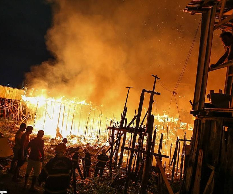 «Κόλαση» φωτιάς στη Βραζιλία: Ξέσπασε πυρκαγιά σε παραγκούπολη – Καίγονταν μέσα στον ύπνο τους