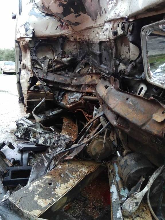 Ηράκλειο: Εγκλωβίστηκαν μέσα στο αυτοκίνητο μετά το τροχαίο με όχημα της ΔΕΗ (pics)