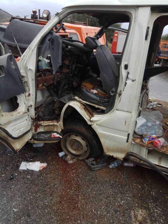 Ηράκλειο: Εγκλωβίστηκαν μέσα στο αυτοκίνητο μετά το τροχαίο με όχημα της ΔΕΗ (pics)