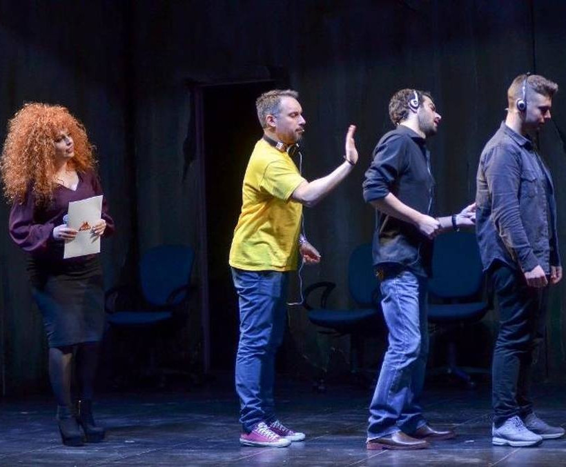 Την Τρίτη πραγματοποιήθηκε η επίσημη πρεμιέρα της κωμωδίας «Οι Έξαλλοι» στο Θέατρο ΑΘΗΝΑ